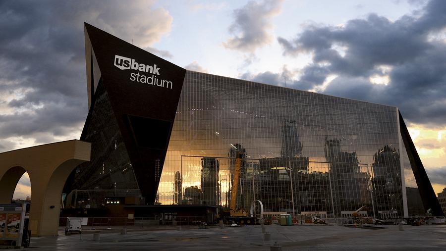 Minnesota Vikings build 800-person glass bar outside U.S. Bank Stadium -  Minneapolis / St. Paul Business Journal