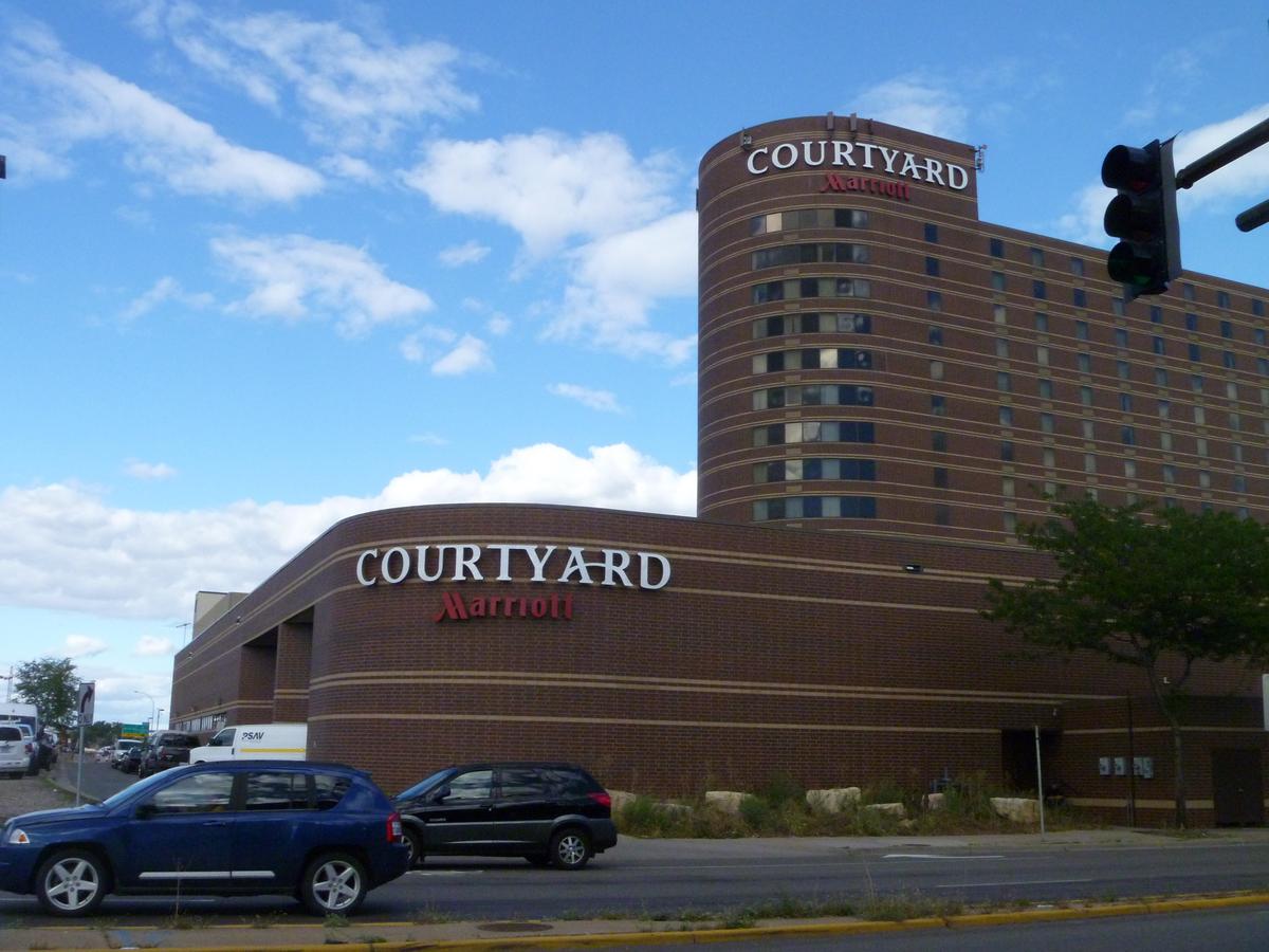 Courtyard Minneapolis Downtown, formerly Holiday Inn ...