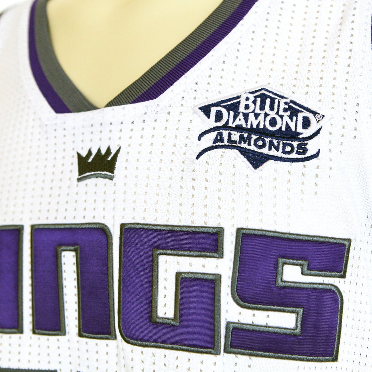 How do i purchase/unlock this Sacramento Kings white jersey in