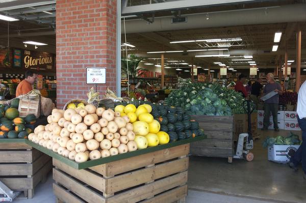 luckys-market-veggies-exterior-copy*600.jpg