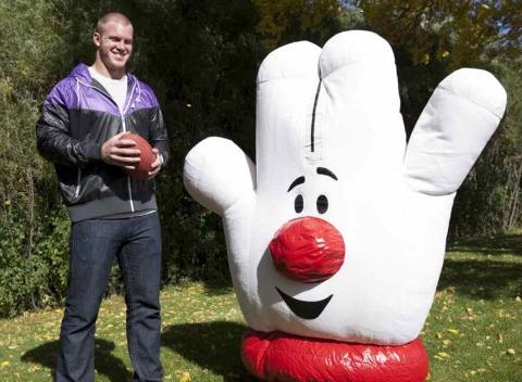 Kyle Rudolph Says Gloves Meant for Charity Were Sold on