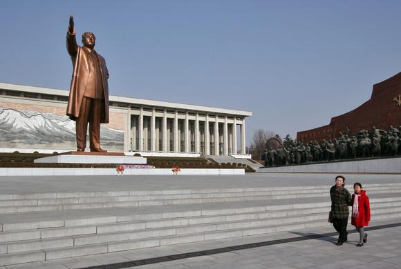  - nkorea-statue-bloomberg*580