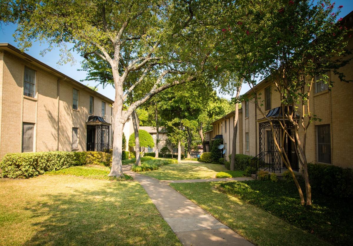 Joint venture buys White Rock area apartment property in Dallas