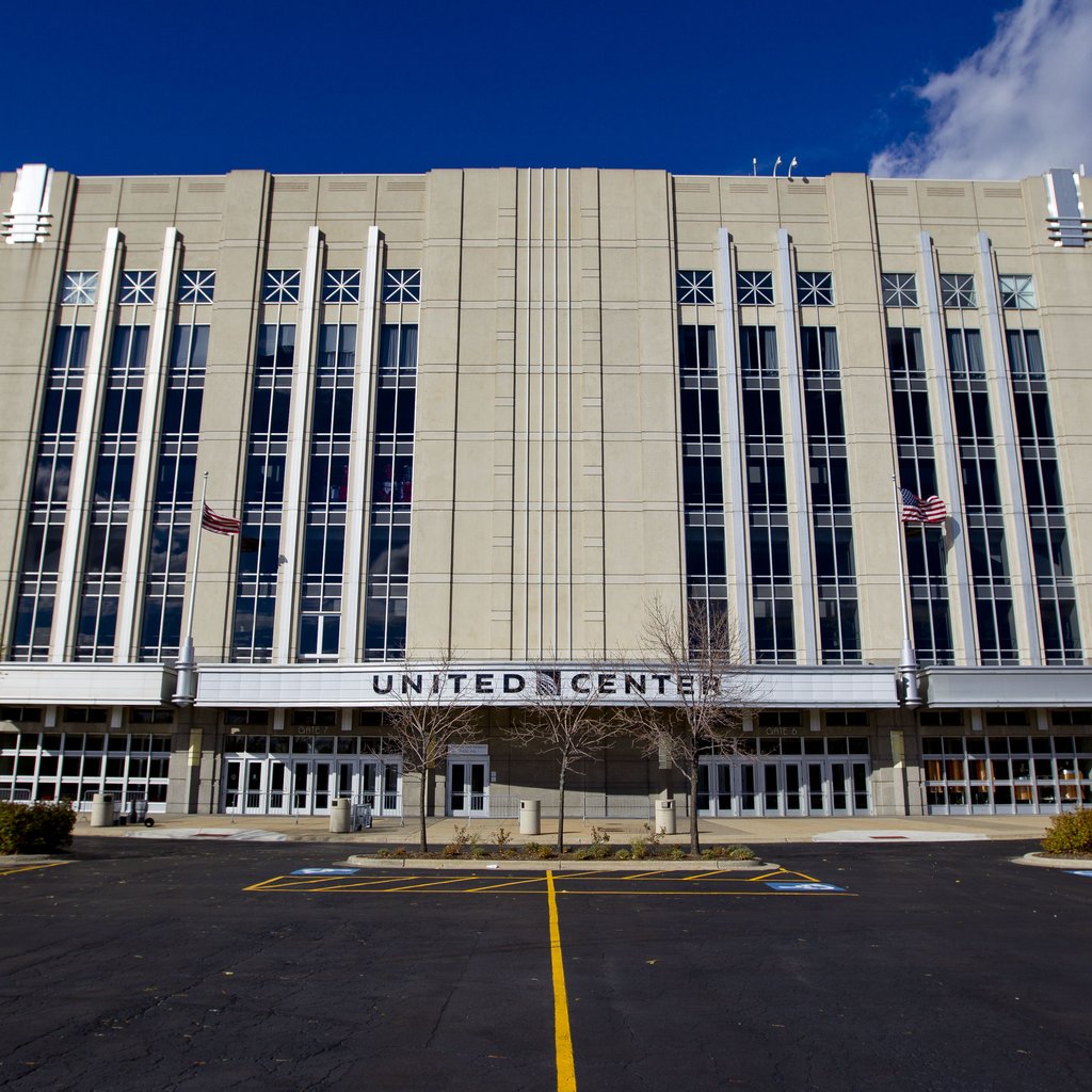 Chicago's United Center Opens HOK-Designed Addition for Bulls and