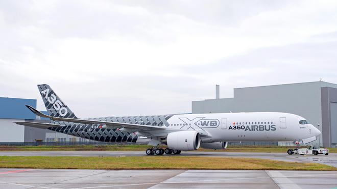 エアカライベス A350XWB Airbus A350 XWB makes surprise visit to Paris Air Show