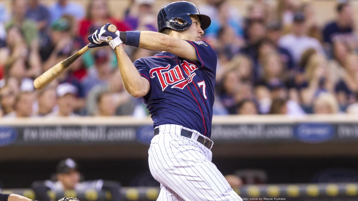 Mauer, Twins swing pink bats for Mother's Day