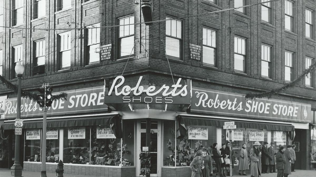 Roberts Shoe Store to close after 77 years on East Lake Roberts Shoe Store to close after 77 years on East Lake