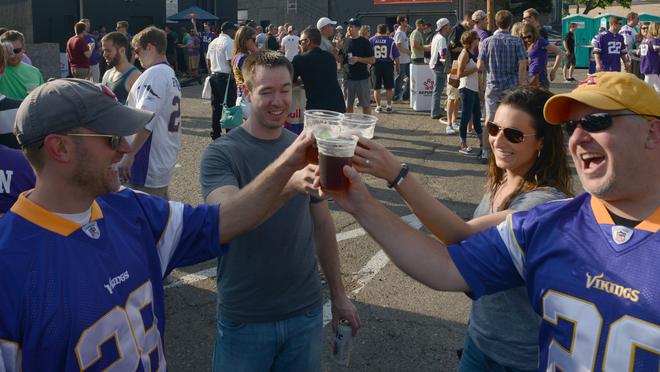 Miller Lite Beer Minnesota Vikings Football Fan T Shirt