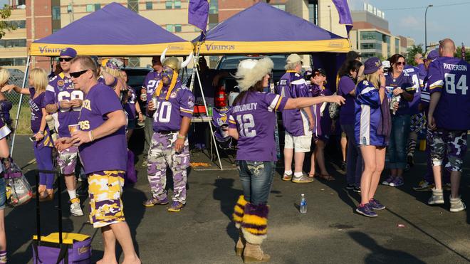 Minnesota Vikings build 800-person glass bar outside U.S. Bank