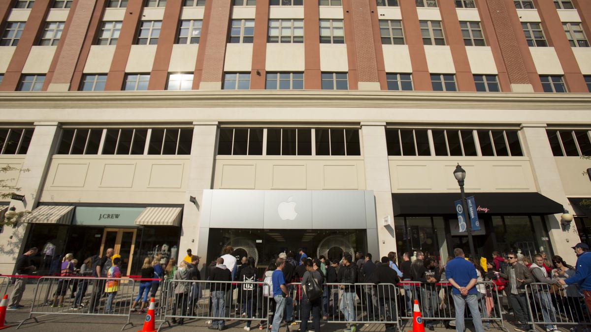 Milwaukee lines up for new iPhone 6, Plus from Apple at Bayshore Town Center in Glendale