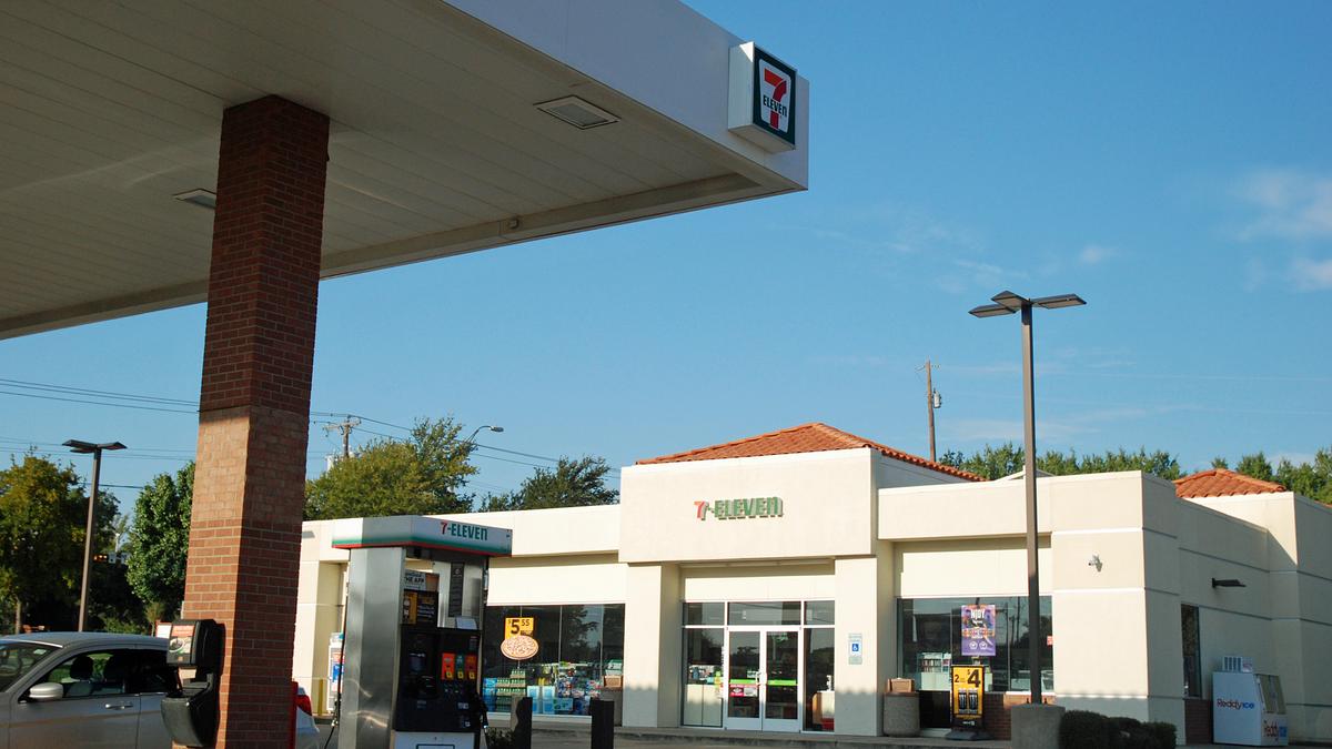 7Eleven offering 200 national locations for no franchising fee
