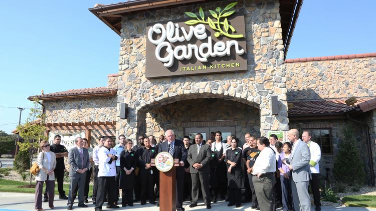 Gov Pat Quinn Touts Illinois Job Gains At Olive Garden Ribbon