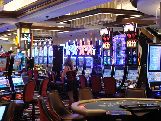 Casino bankruptcy looms for Horseshoe operator