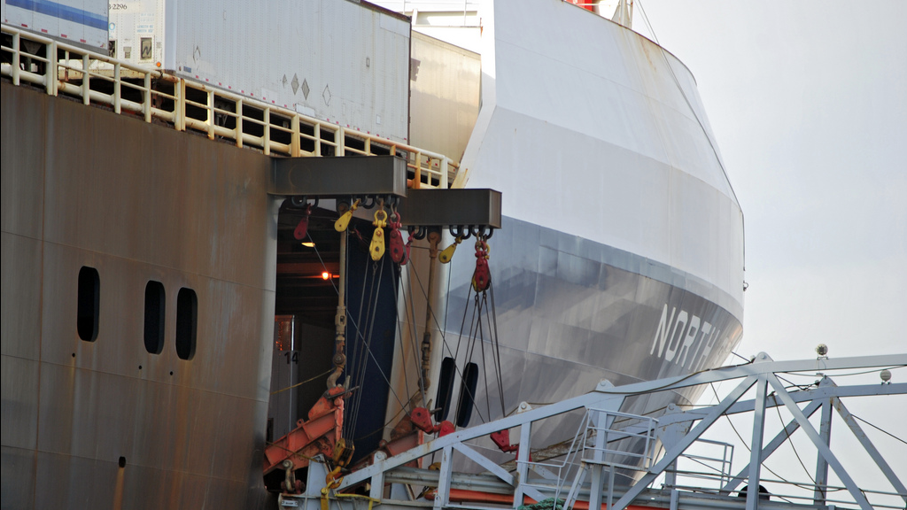 Low crude prices threaten cargo shipments from Puget Sound to Alaska - Puget Sound Business Journal (Seattle)