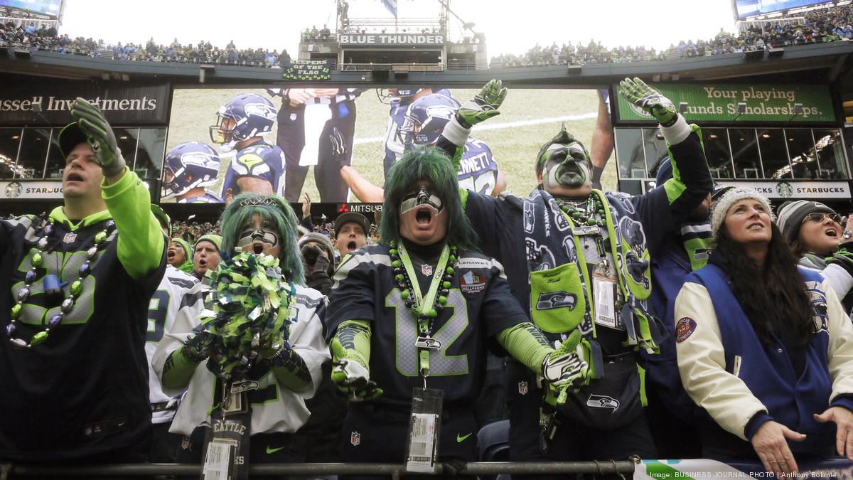 Photo: Seattle Seahawks fan makes fun of the Green Bay Packers cheese heads  at CenturyLink Field in Seattle - SEA2012092308 