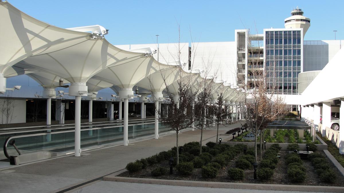 Memphis International Airport offers free WiFi in its cell phone lot