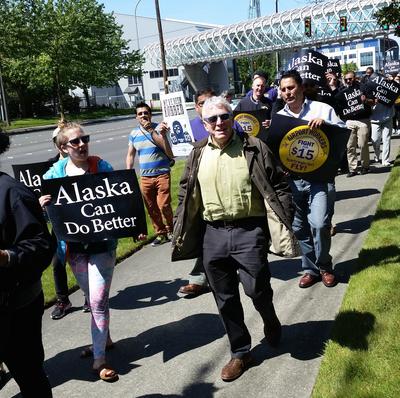 Protesters at Alaska Air annual meeting demand pay raise for baggage handlers - Puget Sound Business Journal (Seattle)