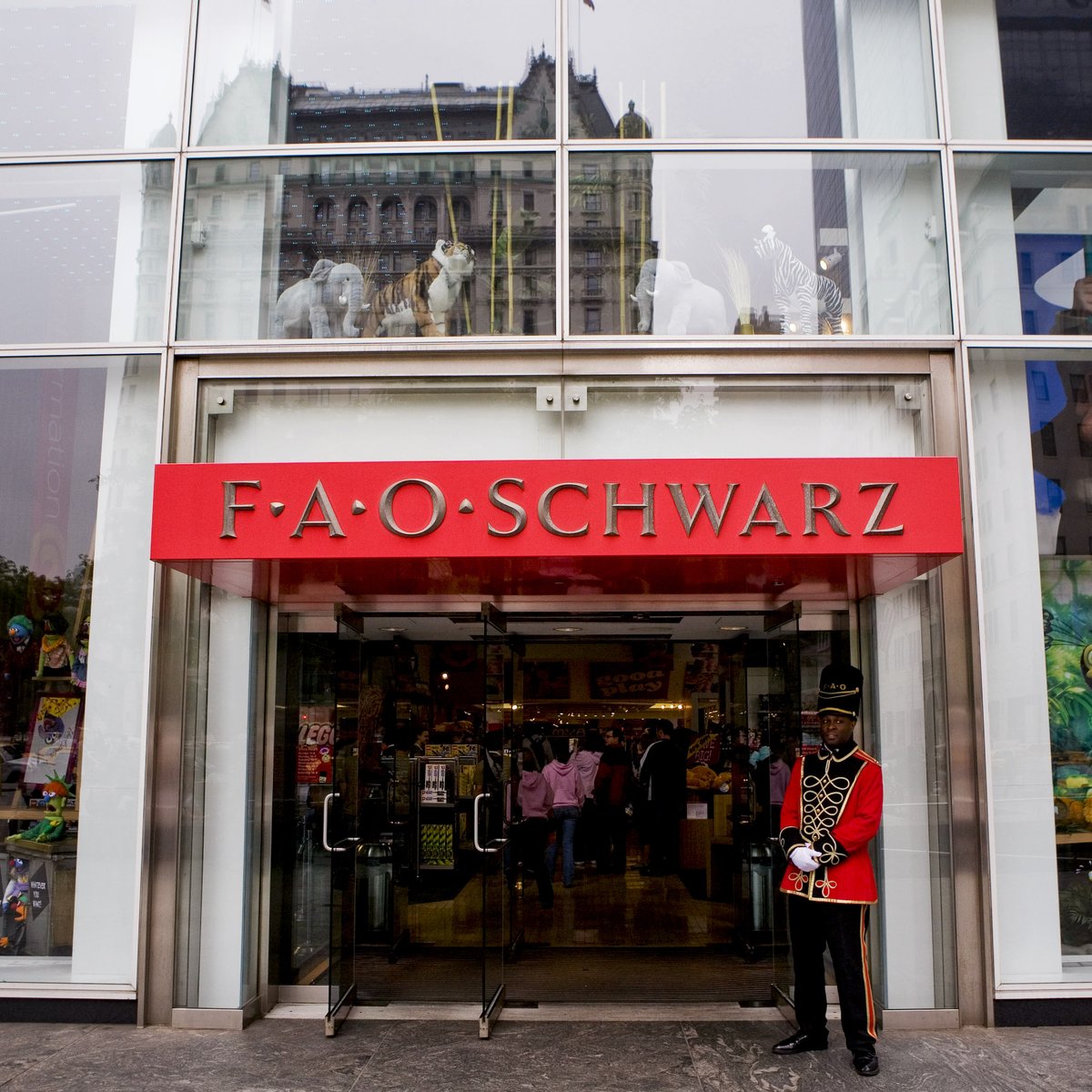 FAO Schwarz closing flagship New York store