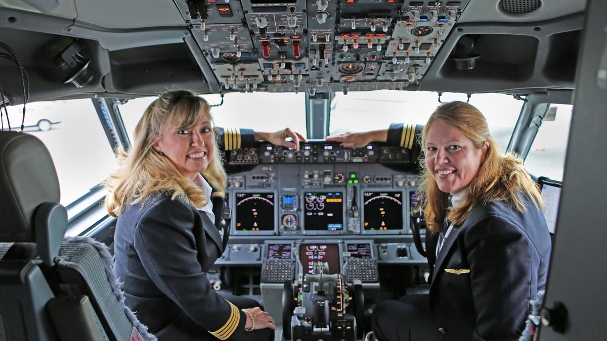 united-pilot-kim-noakes-and-co-pilot*1200xx5655-3181-0-295.jpg