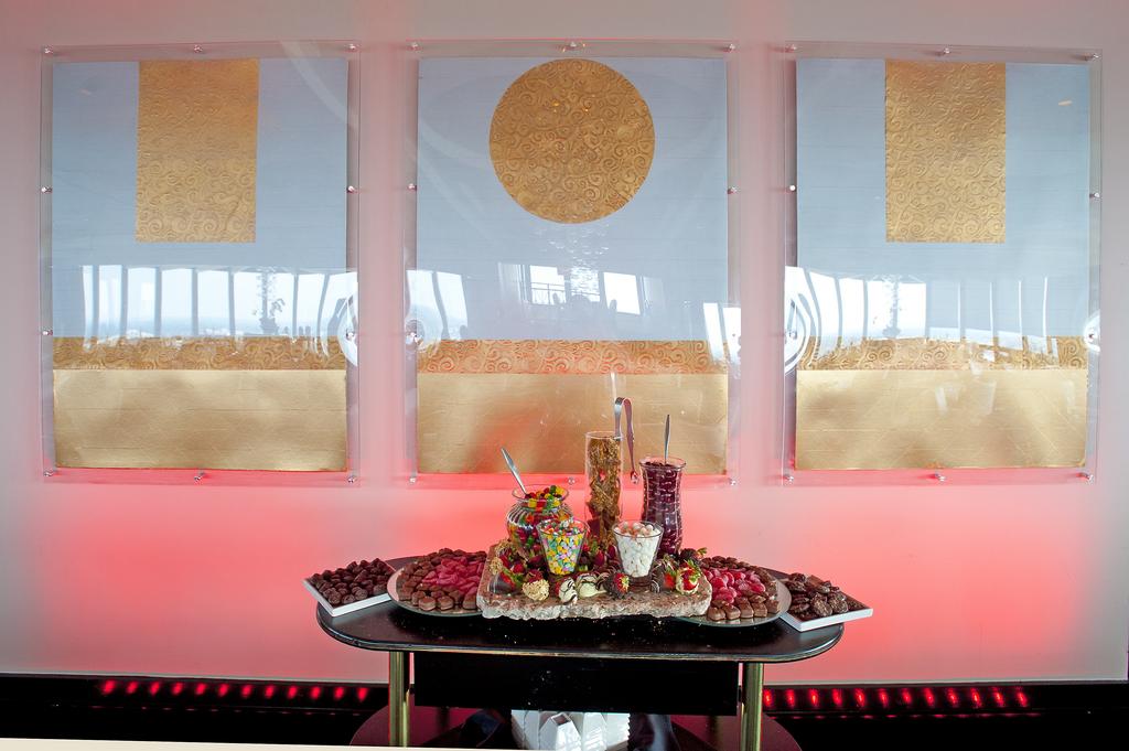 Galt House Restaurants Attract Mix Of Customers Louisville A Candy Cart Is Favorite For Children And S At Rivue Restaurant Lounge