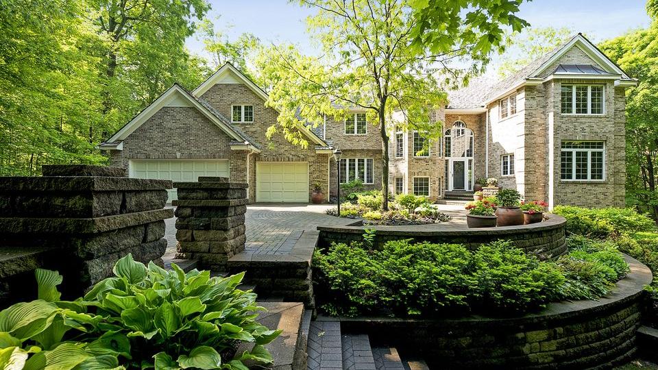 Dream Homes Lake retreat listed for 2.45M in Deephaven