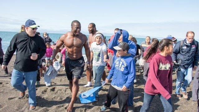 Seahawks wow Alaska fans jump into 33 degree Arctic Ocean in