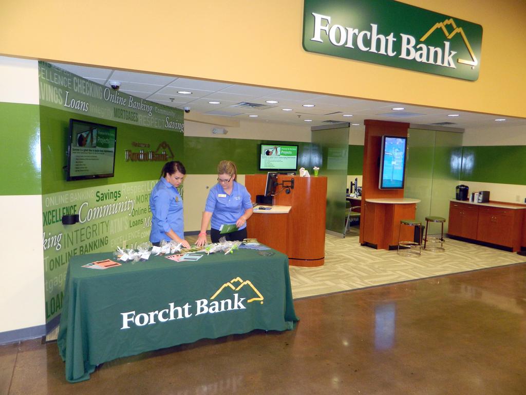 Forcht Bank Opens Branch Inside Kroger Co Store In Hillview