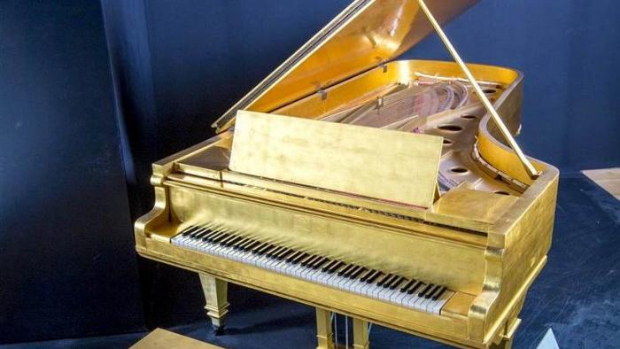 For years, Elvis' gold leaf piano was in Graceland