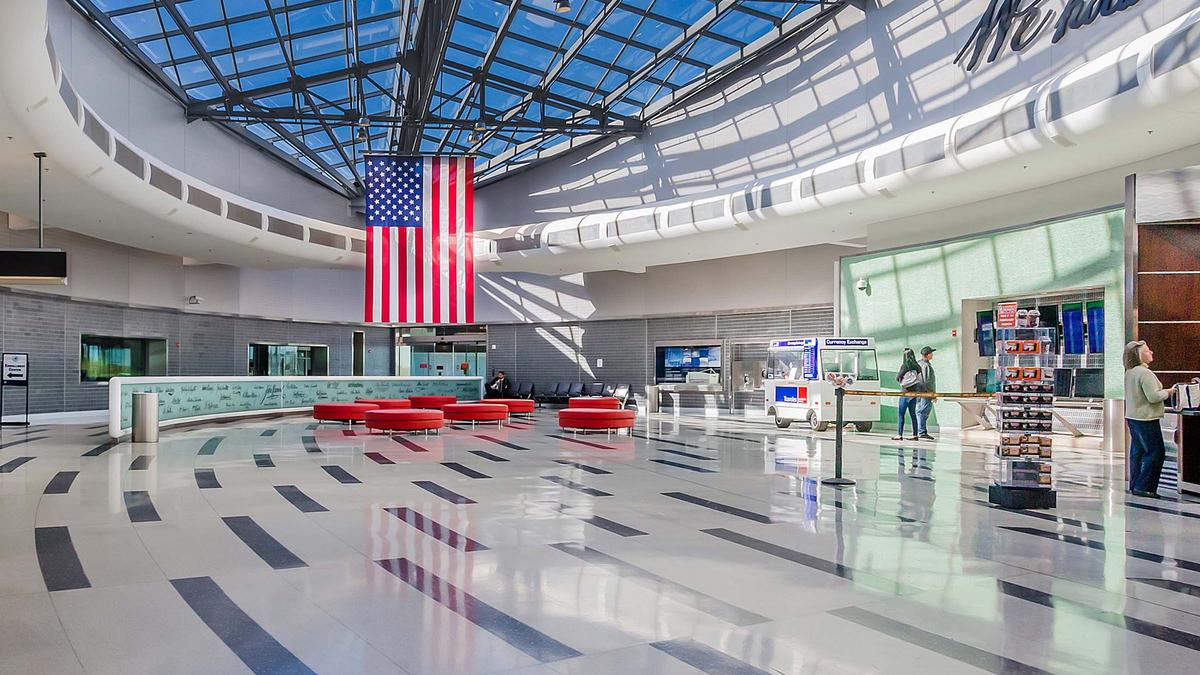 phl airport concourse f