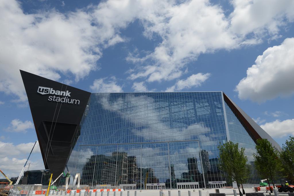 Minnesota Vikings build 800-person glass bar outside U.S. Bank Stadium -  Minneapolis / St. Paul Business Journal