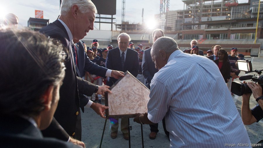 Statue of Braves legend Hank Aaron unveiled at Louisville Slugger Museum –  95.5 WSB