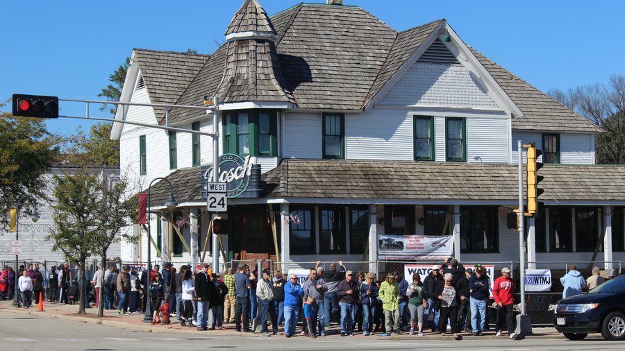 See huge crowd pull 150 ton Bosch tavern to its new location in