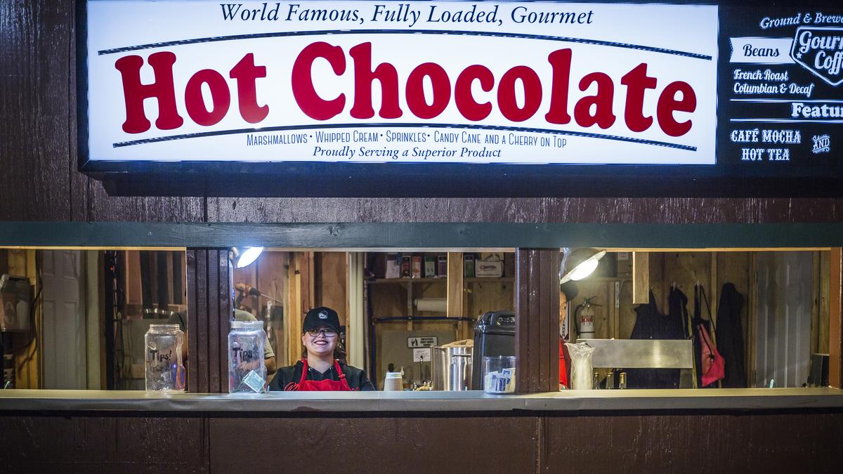 An ice rink, nestled amid palm trees, returns for winter (SLIDESHOW