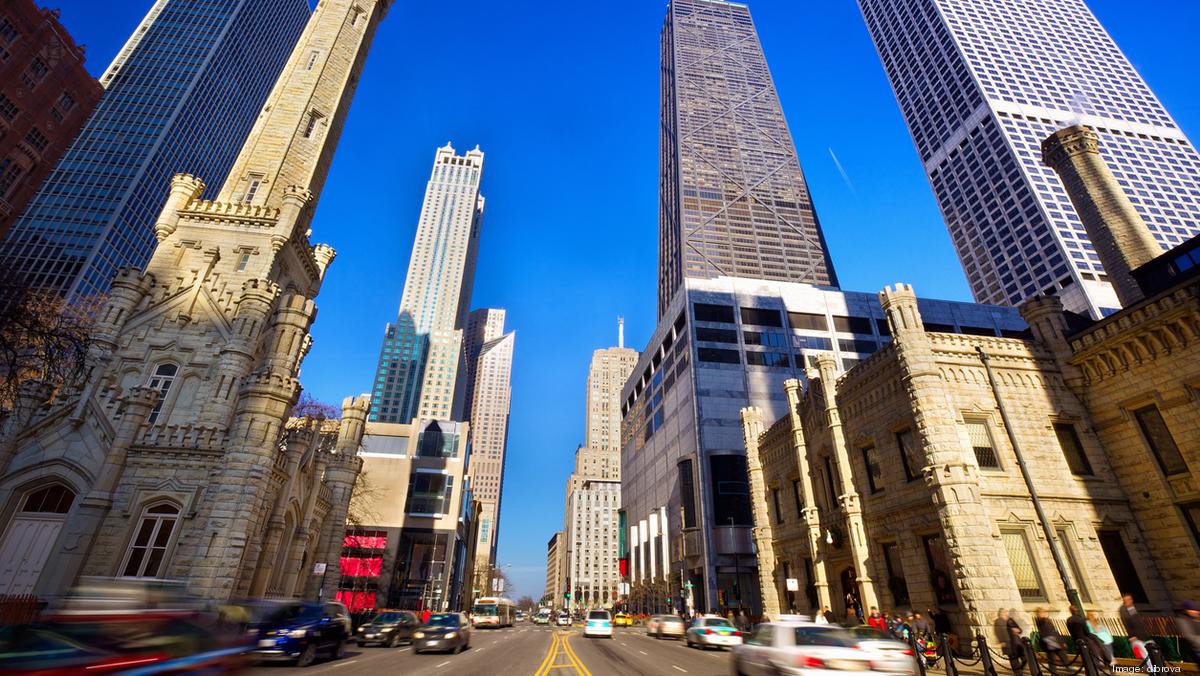 ILLINOIS Chicago Traffic blurred at dusk Saks Fifth Avenue store on  Michigan Avenue at dusk Stock Photo - Alamy
