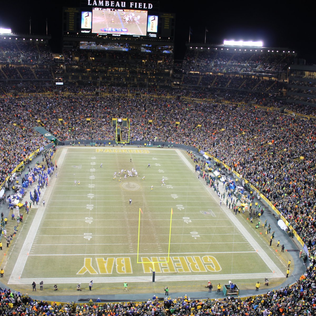 Football comes to Lambeau Field for first time ⚽