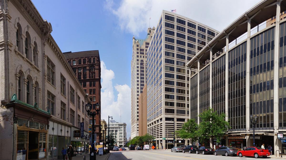 Investors bet on renewal of downtown Milwaukee's older office buildings