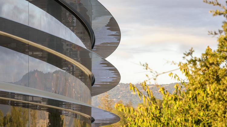 People Reportedly Can T Stop Walking Into Glass At Apple Park Apple S Sparkling New Headquarters In Cupertino Might Be A Little Too Futuristic For The Company Employees