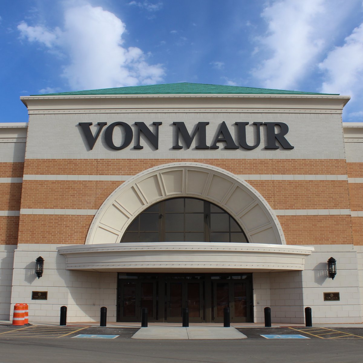 Von Maur chain expands its e-commerce operation