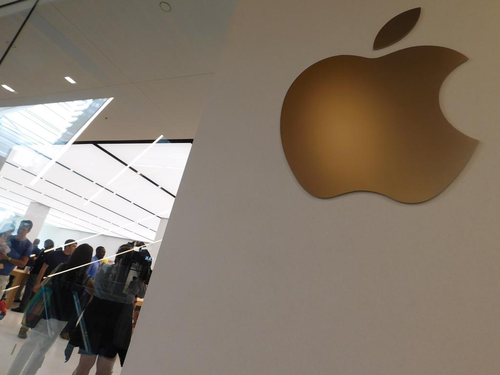 Apple Store in Miami Downtown - MIAMI, UNITED STATES - FEBRUARY 20, 2022  Stock Photo - Alamy