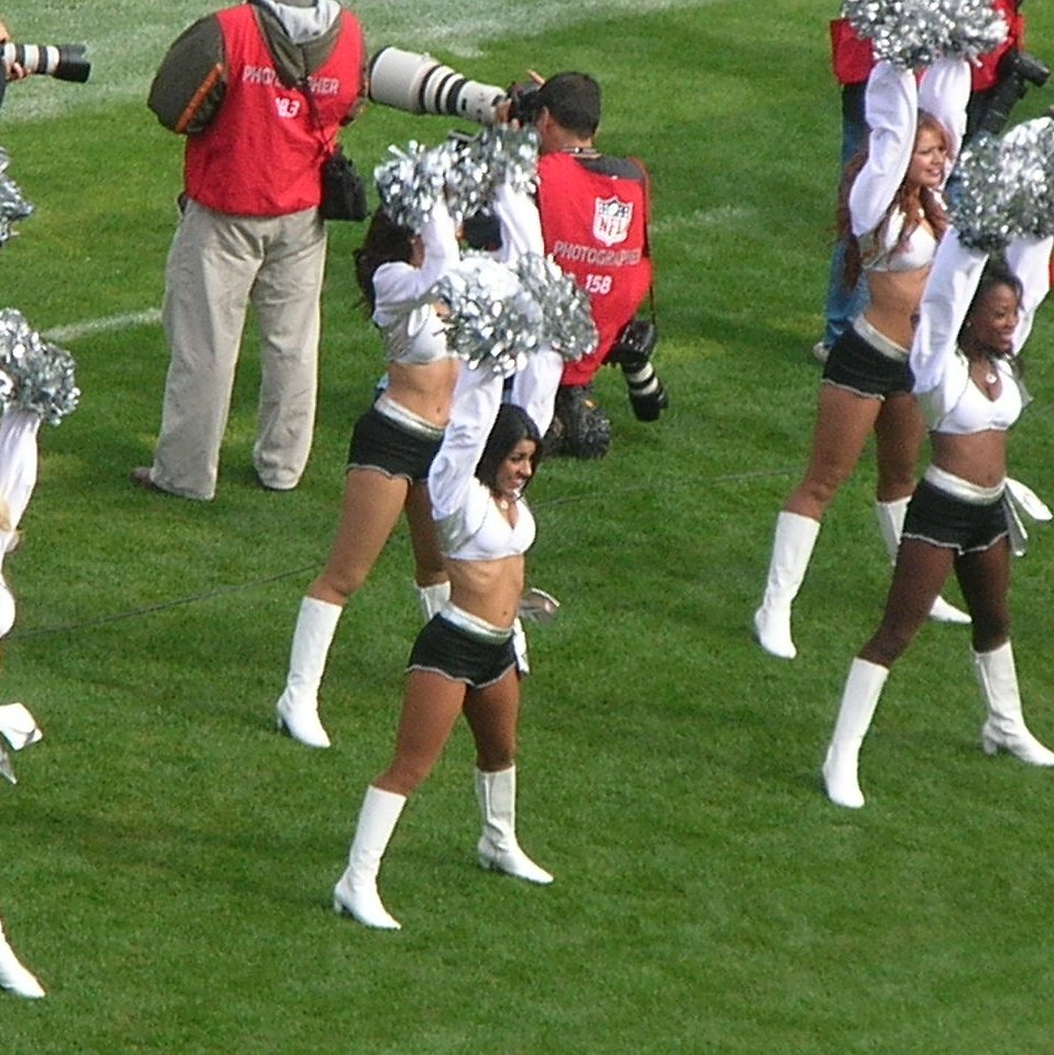 Cheerleaders reach $1.25 million settlement in lawsuit against Raiders 