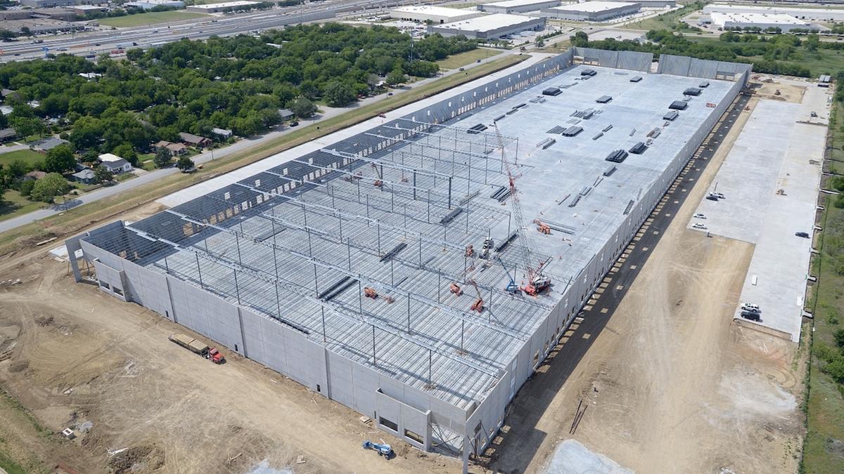 Retailer to open big distribution hub, bring hundreds of jobs to Fort