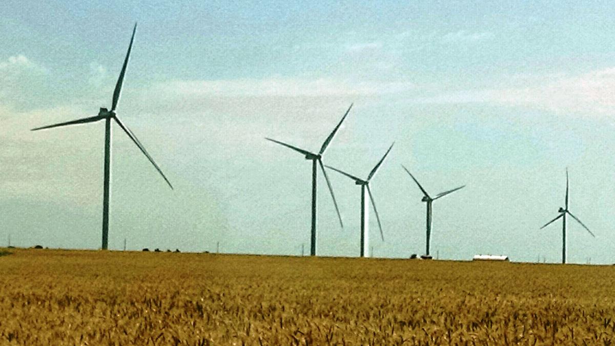 Duke Energy Iowa wind farm starts operation as sale of its commercial