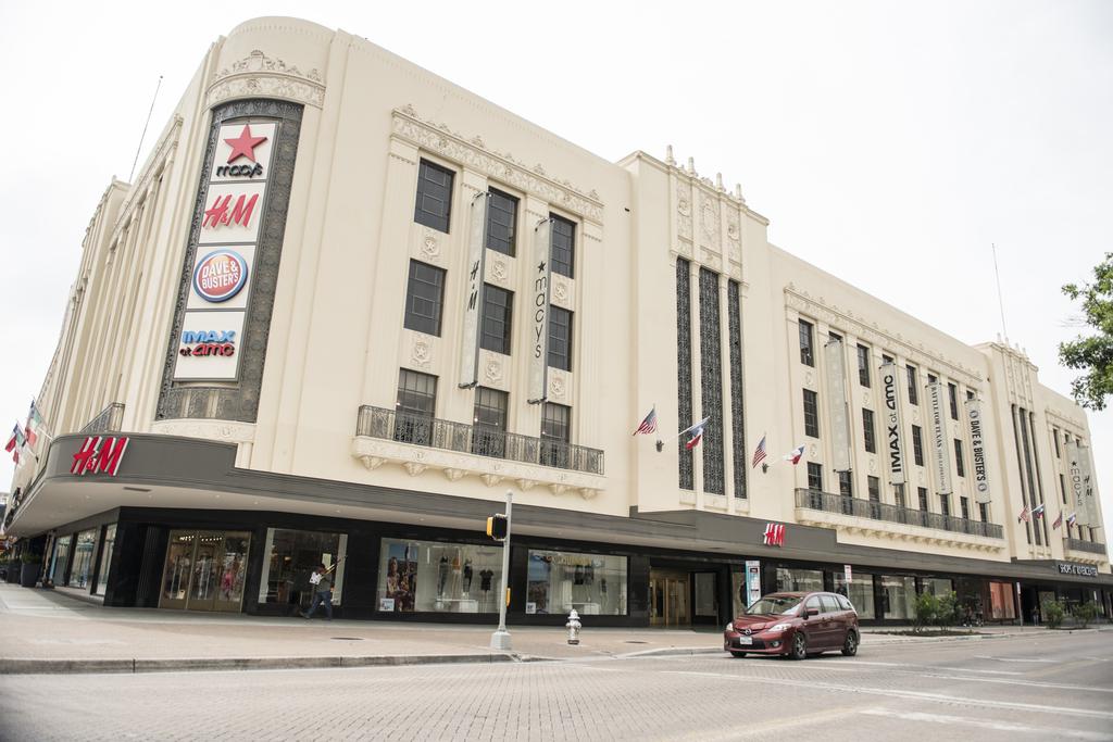 The Shops at Rivercenter (formerly Rivercenter Mall) a shopping