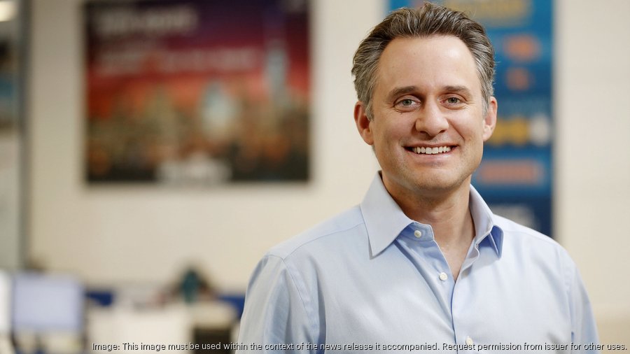 Sun Country to go nofrills, charging for overhead bags and squeezing