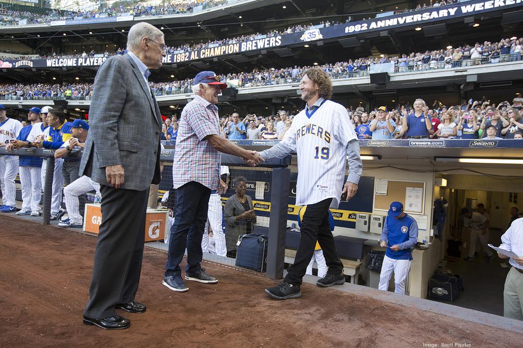 Milwaukee Brewers' Jim Gantner (17) heads to the dugout, fans and
