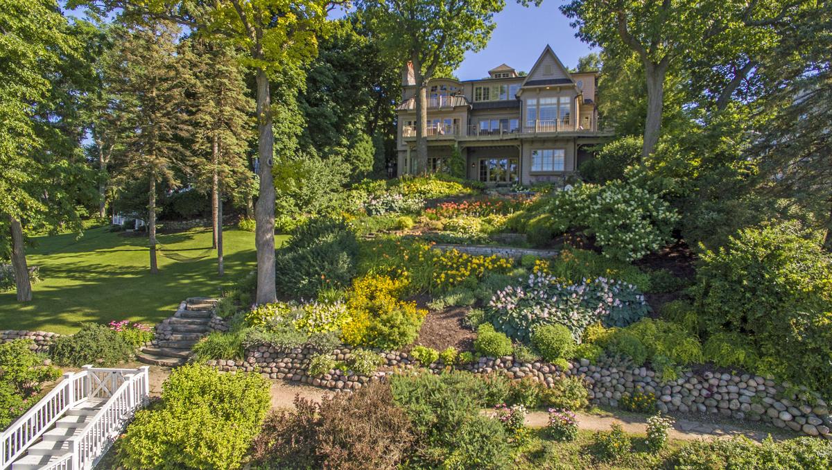 Chicago Cubs Kerry Wood lists Winnetka Mansion