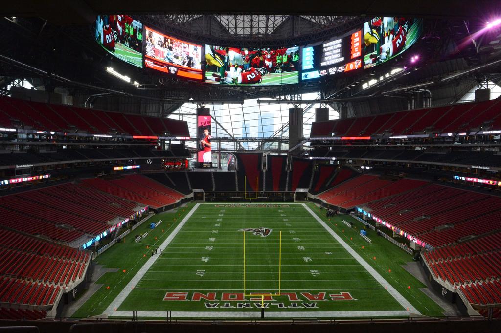 Photo: National Anthem performed to open Falcons Packers football game at  new Mercedes Benz Stadium - AJP2017091745 