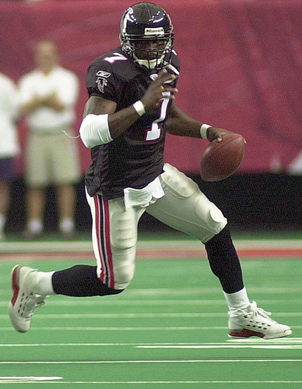 Exclusive-American football-Former NFL quarterback Vick coming out of  retirement