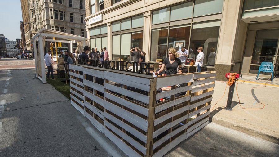 Milwaukee advances plan for more outdoor restaurant seating Milwaukee