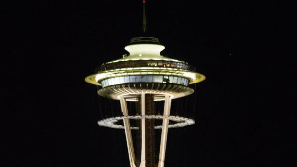 Watch The Space Needle Renovation Crew Raise This 14 Ton Construction Platform Photos And Video